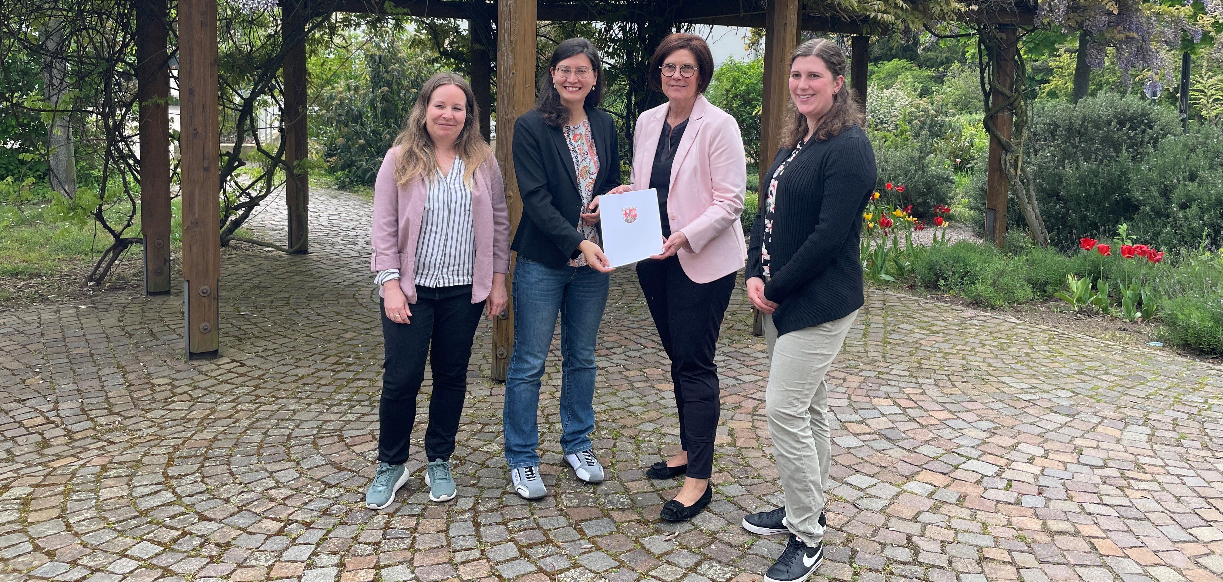 Staatssekretärin Petra Dick-Walther überreicht Förderbescheid für KIPKI an Stadt Bad Dürkheim