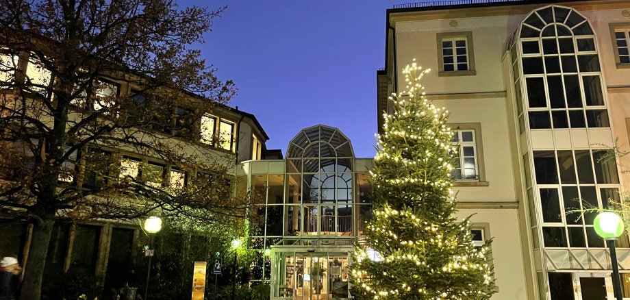 Weihnachtsbaum vorm Rathaus Weihnachtsbaum vorm Rathaus