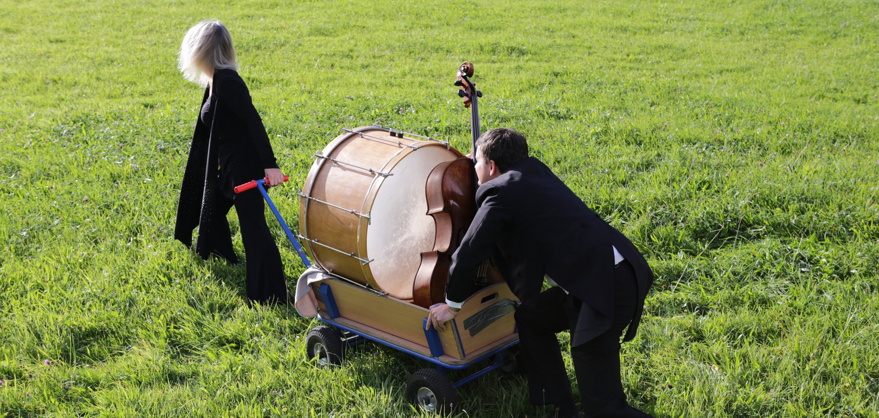 zwei Personen im Feld