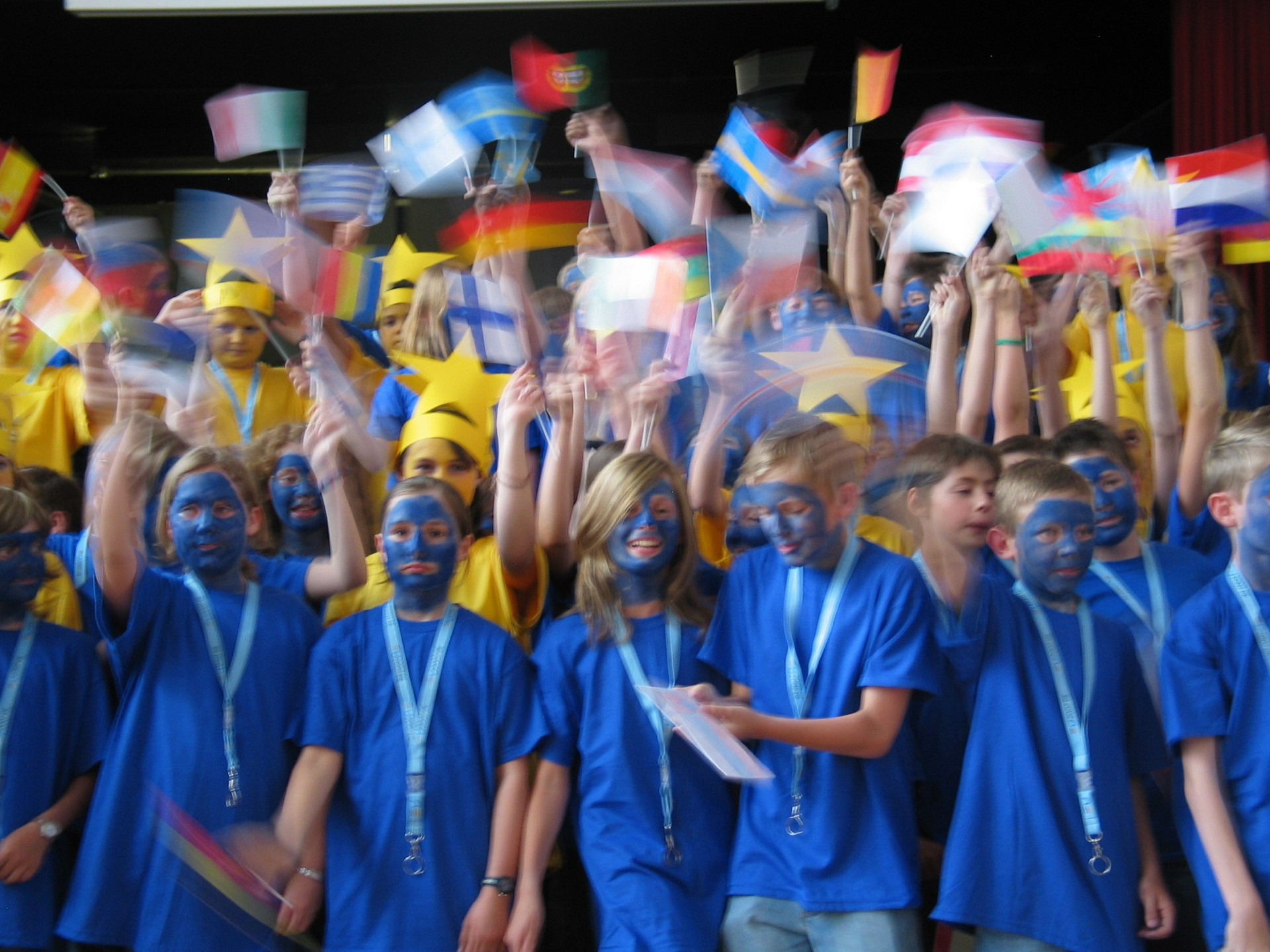 Personen mit Europaflagge