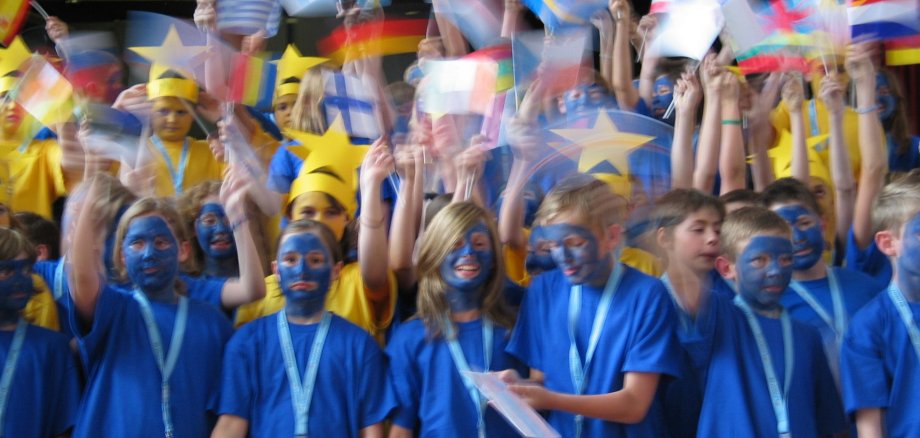 Ausschreibung Europapreis 2026 Personen mit Europaflagge