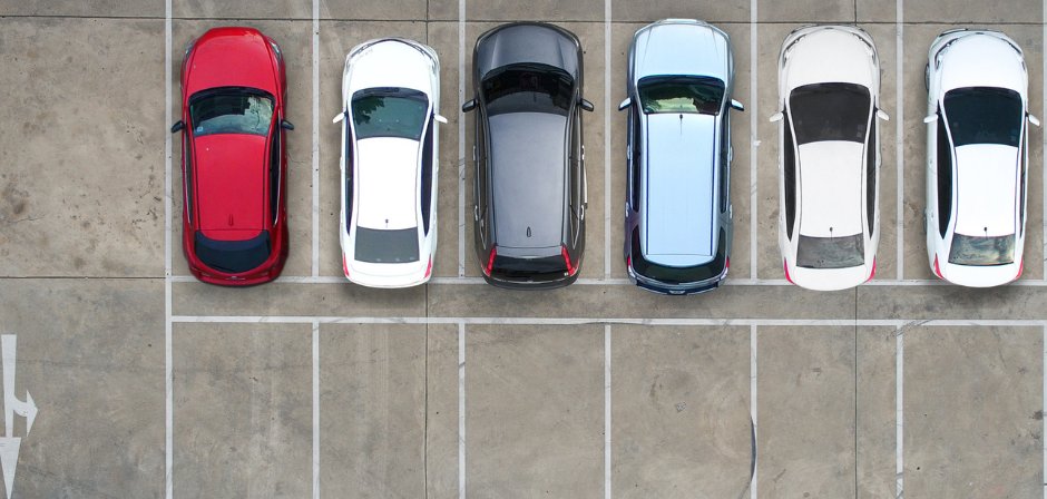 Parkplatz von Oben mit parkenden Autos