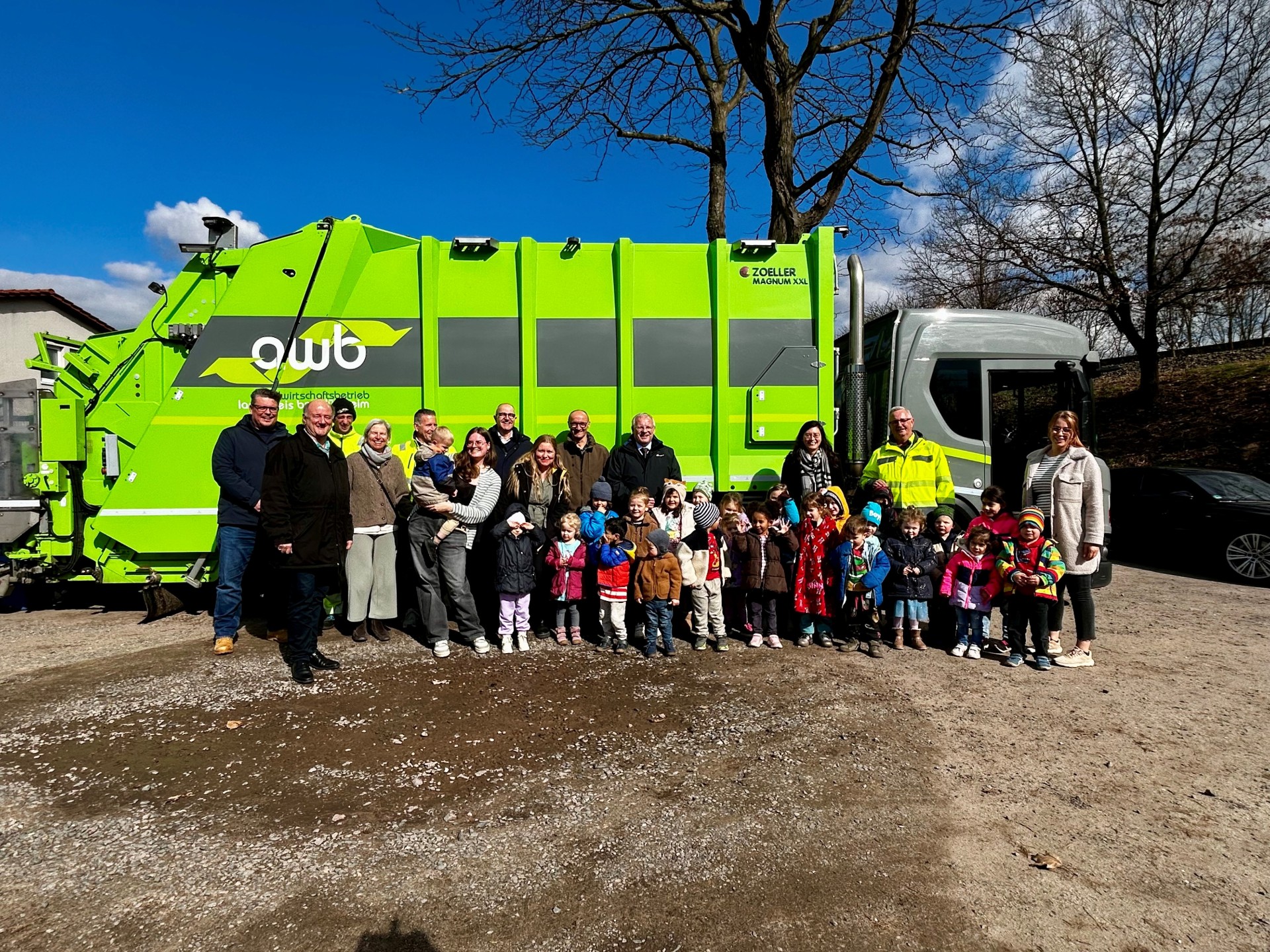 Müllsammelaktion Kuta Schatzkiste Gruppenbild mit AWB Müllfahrzeug