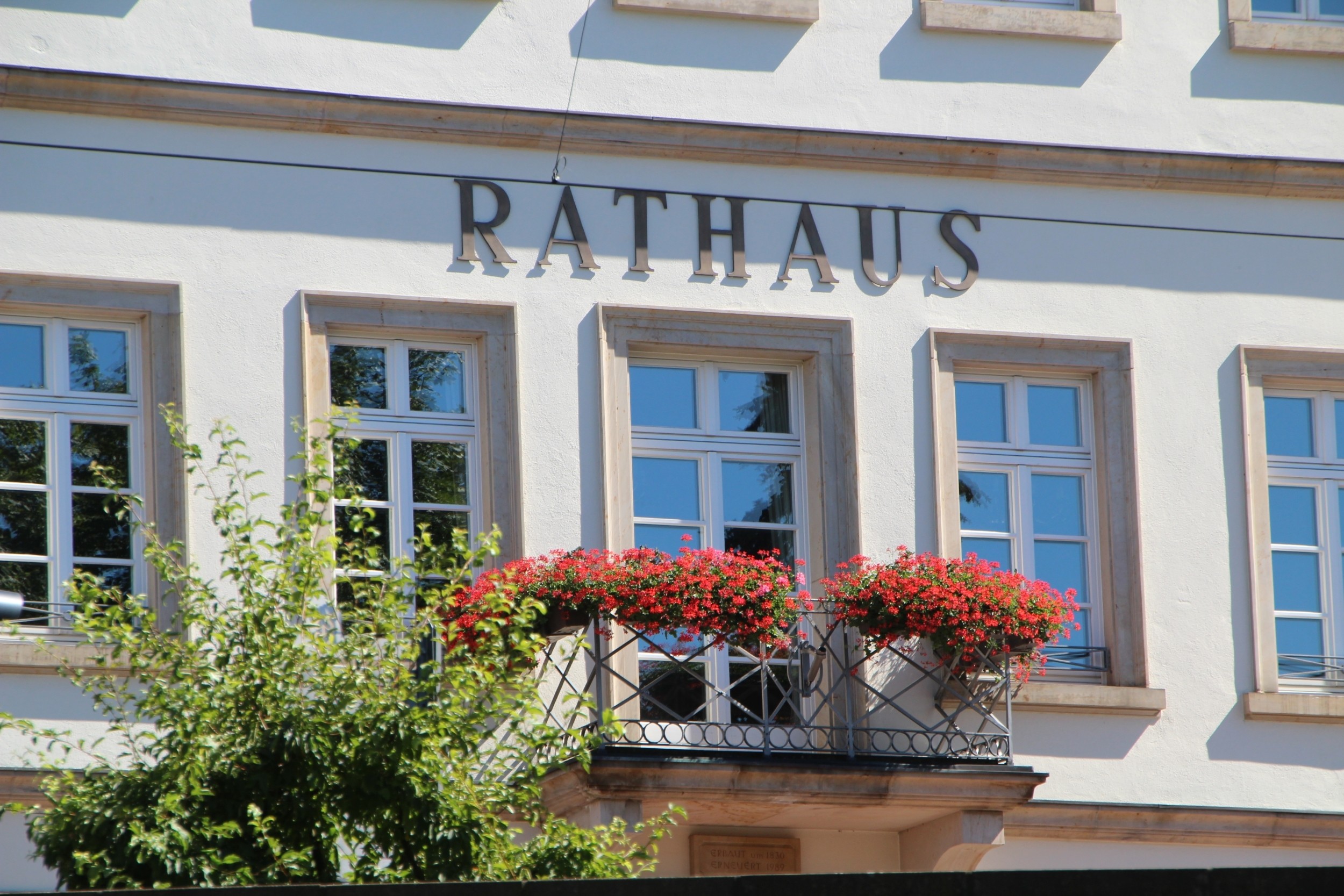 Rathausgebäude der Stadt Bad Dürkheim in der Frontansicht mit Schriftzug Rathaus