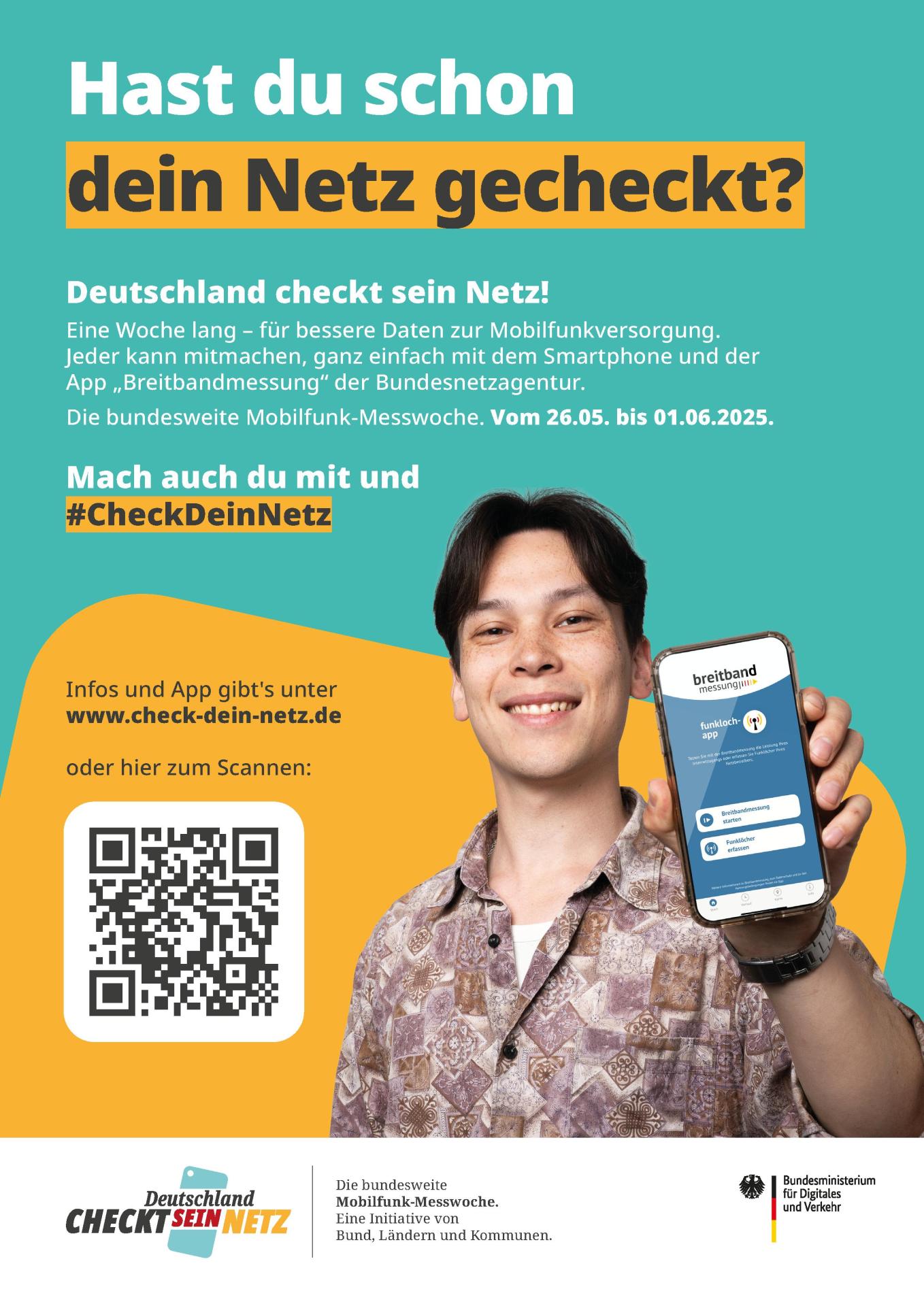 Junge hält smartphone hoch