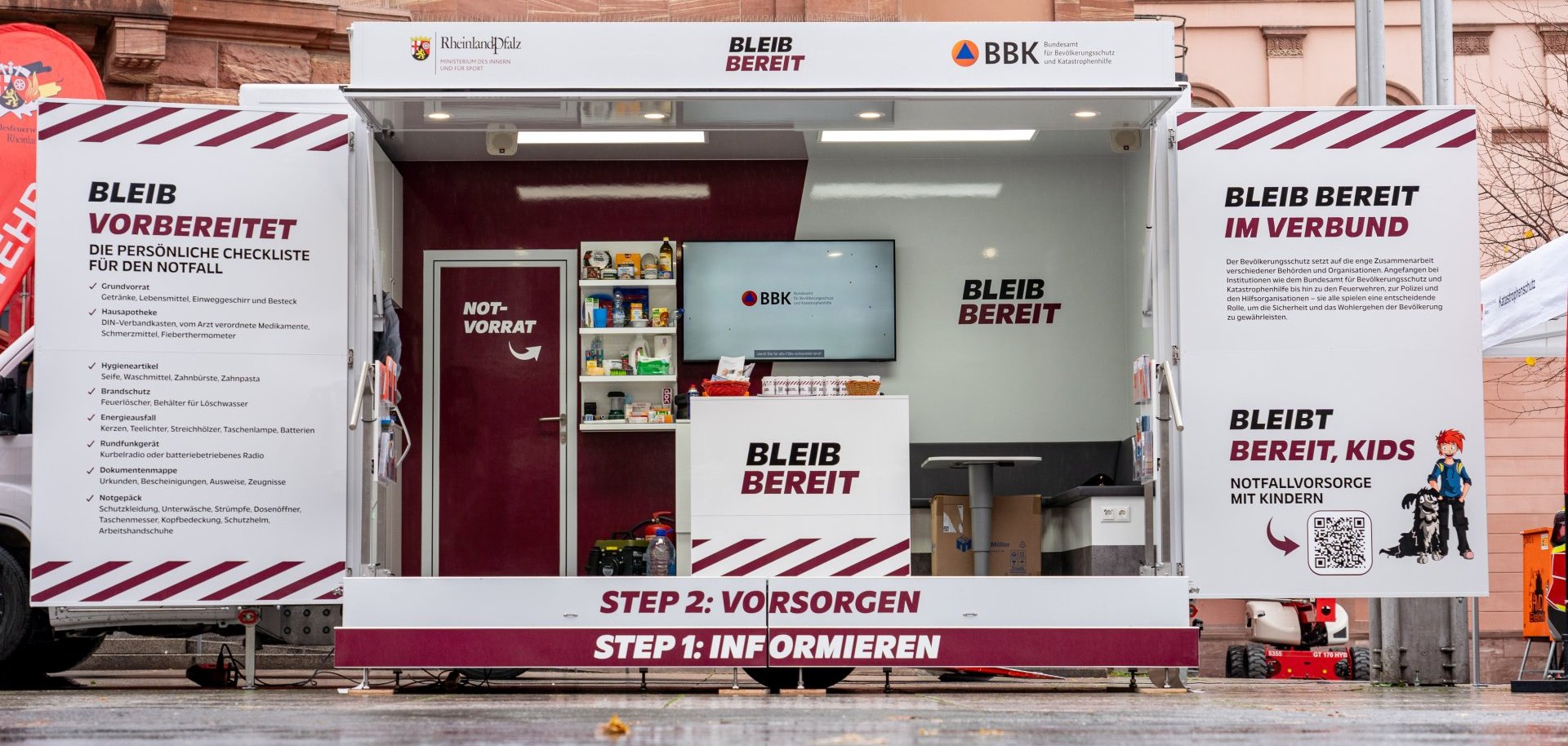 Infomobil des BBK und Innenministeriums beim Stadtfest in Bad Dürkheim