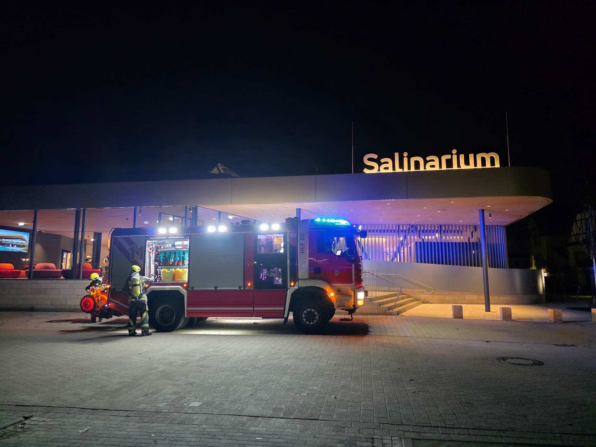 Feuerwehrauto vor dem Salinarium Eingang
