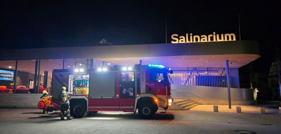 Feuerwehr Feuerwehrauto vor dem Salinarium Eingang