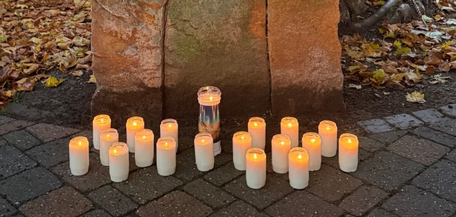 Stilles Gedenken am Obermarkt: Bad Dürkheim erinnert an die Deportation jüdischer Mitbürgerinnen und Mitbürger Stilles Gedenken am Obermarkt: Bad Dürkheim erinnert an die Deportation jüdischer Mitbürgerinnen und Mitbürger