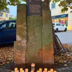 Stilles Gedenken am Obermarkt: Bad Dürkheim erinnert an die Deportation jüdischer Mitbürgerinnen und Mitbürger Stilles Gedenken am Obermarkt: Bad Dürkheim erinnert an die Deportation jüdischer Mitbürgerinnen und Mitbürger