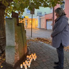 Stilles Gedenken am Obermarkt: Bad Dürkheim erinnert an die Deportation jüdischer Mitbürgerinnen und Mitbürger Stilles Gedenken am Obermarkt: Bad Dürkheim erinnert an die Deportation jüdischer Mitbürgerinnen und Mitbürger