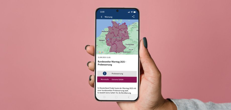 Handy mit Aufschrift Bundesweiter Warntag