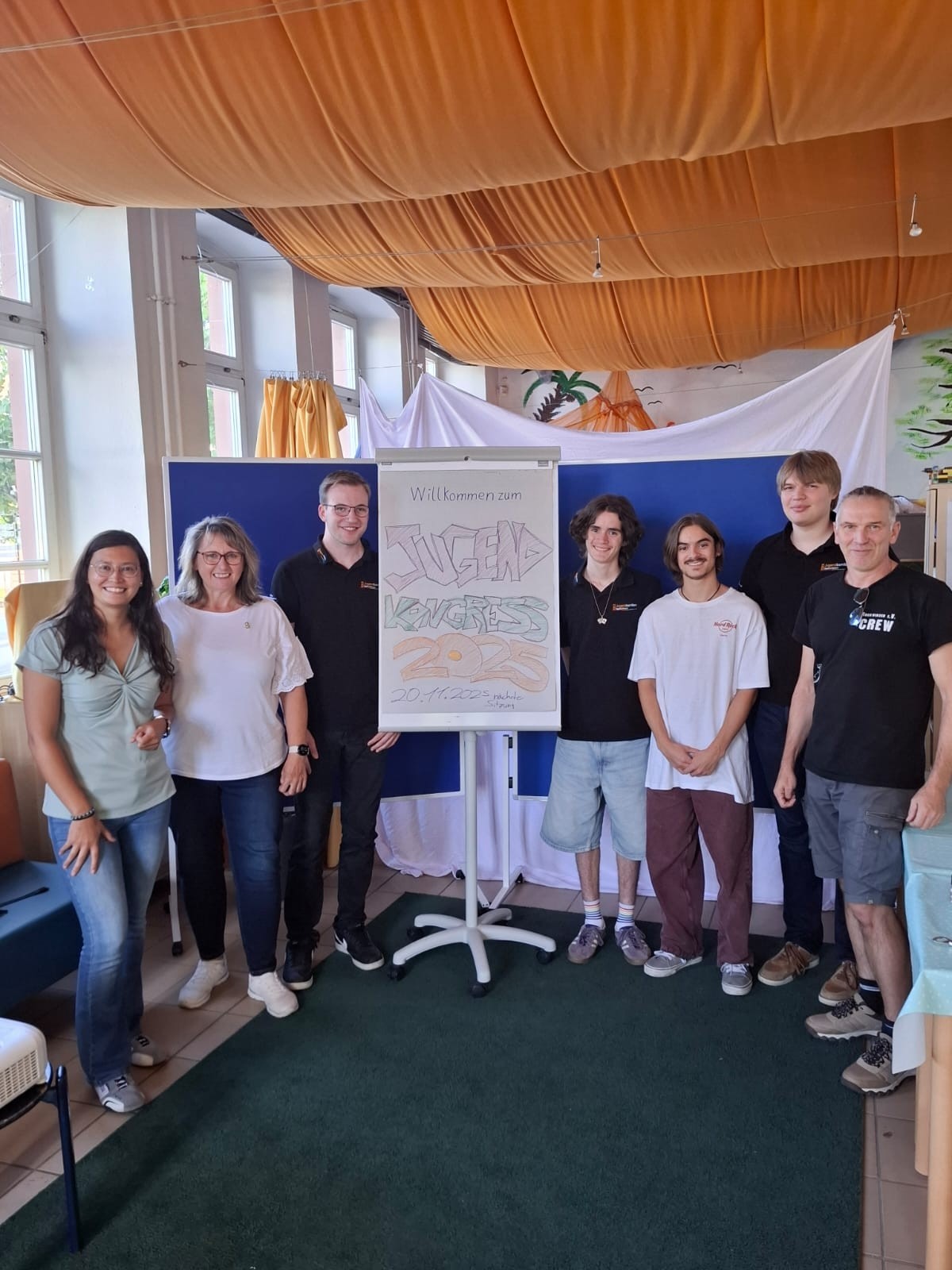 Von links nach rechts: Bürgermeisterin Natalie Bauernschmitt, Sozialdezernentin Angela Strobel, Fynn Hoffmann, Levi Hagen, José Lopez Neugebauer, Per Göttlicher vom Jugendkomitee und Wolfang Schmehrer (JuKiB)