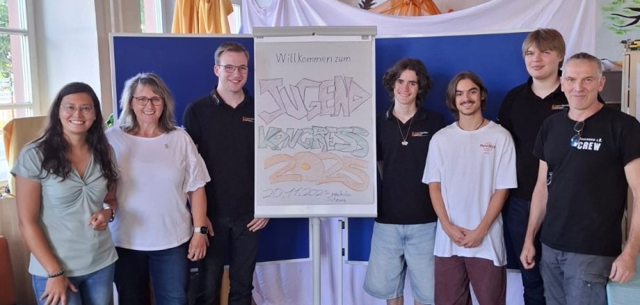 Von links nach rechts: Bürgermeisterin Natalie Bauernschmitt, Sozialdezernentin Angela Strobel, Fynn Hoffmann, Levi Hagen, José Lopez Neugebauer, Per Göttlicher vom Jugendkomitee und Wolfang Schmehrer (JuKiB)
