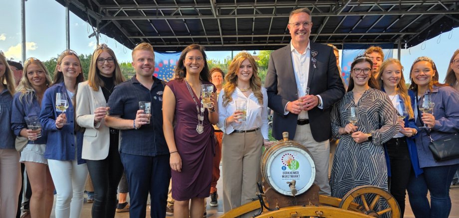 Bühne mit Personengruppe