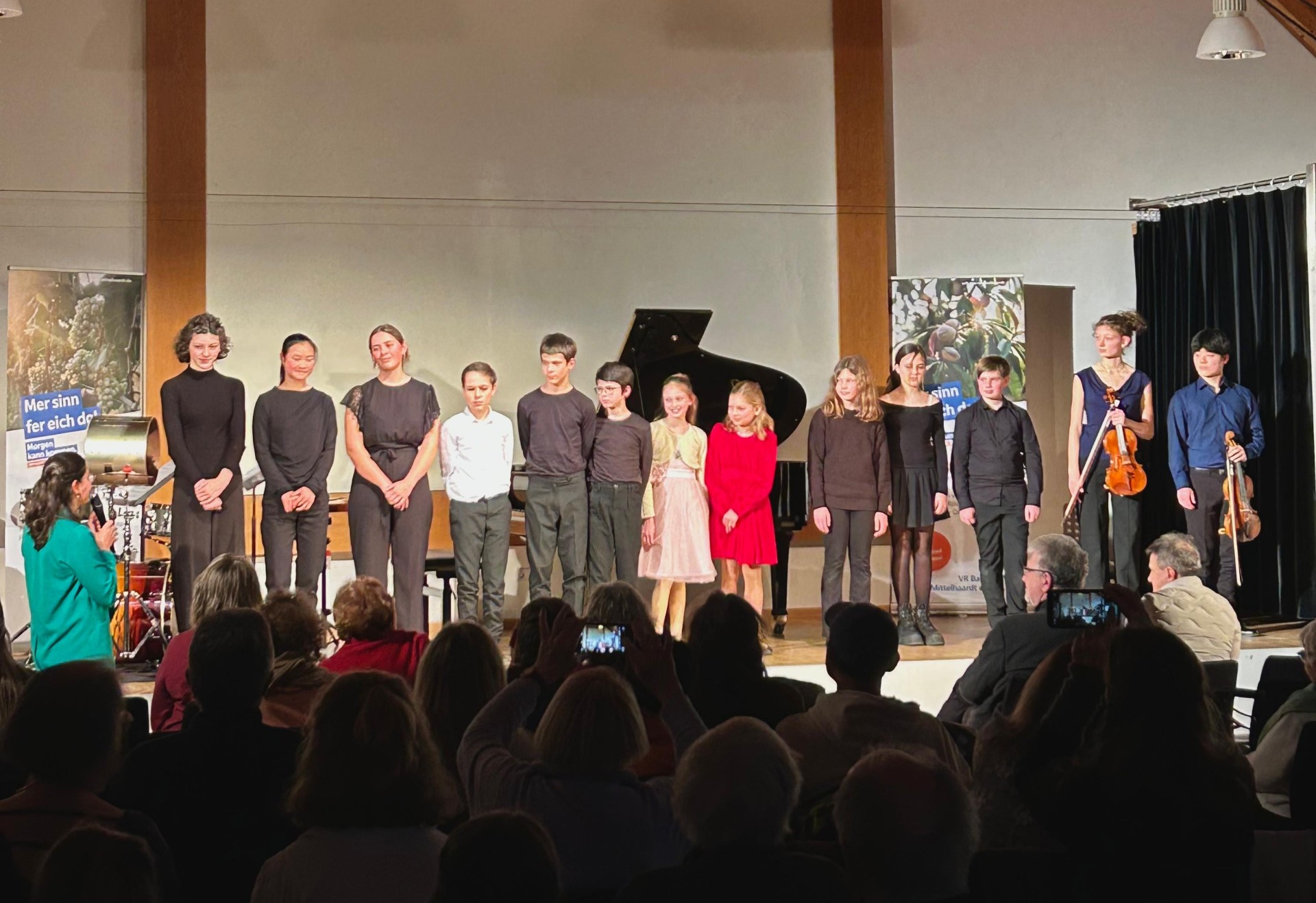 78. VR Bank-Schlarb-Konzert: Nachwuchsmusikerinnen und -musiker begeistern im Dürkheimer Haus Gruppenfoto Teilnehmerinnen und Teilnehmer des Konzertes stehen gemeinsam auf der Bühne