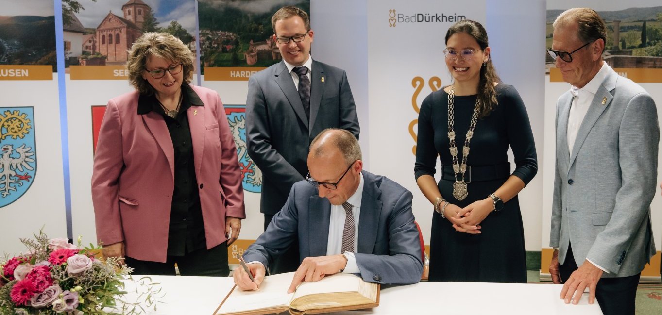 Bundeskanzler Friedrich Merz trägt sich ins Goldene Buch der Stadt Bad Dürkheim ein