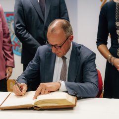 Bundeskanzler Friedrich Merz trägt sich ins Goldene Buch der Stadt Bad Dürkheim ein