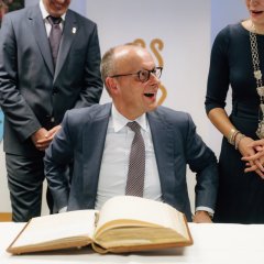 Bundeskanzler Friedrich Merz trägt sich ins Goldene Buch der Stadt Bad Dürkheim ein