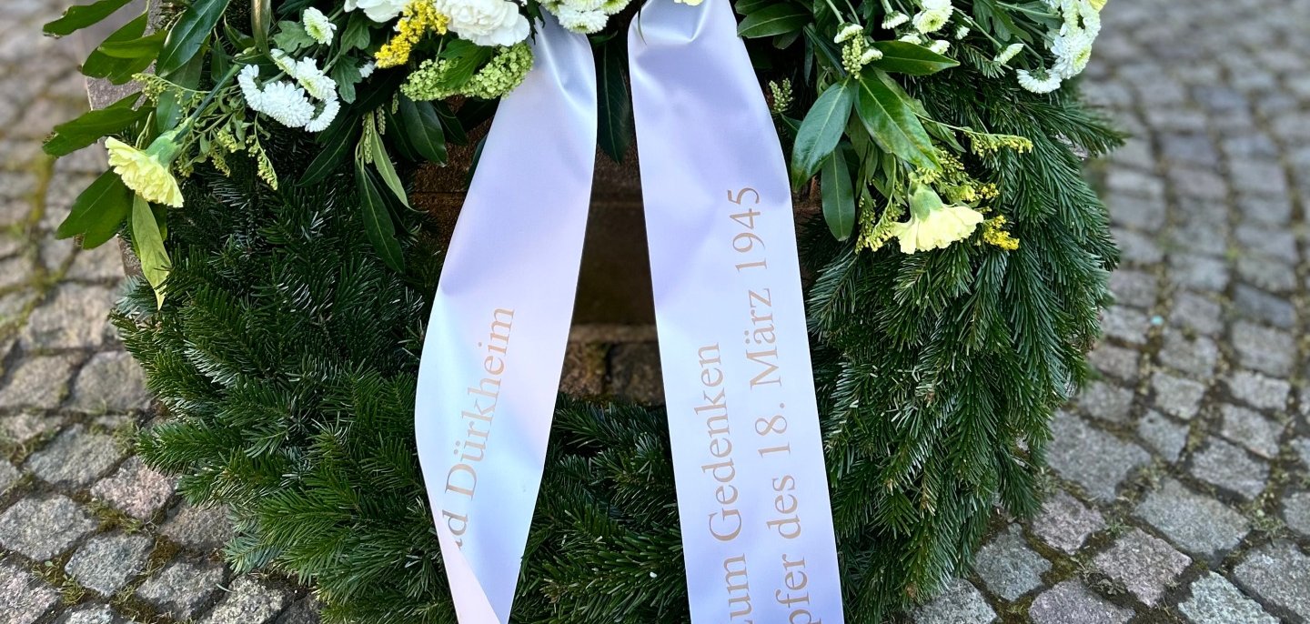 Trauerkranz als Erinnerung an den Jahrestag der Bombardierung am 18. März 1945