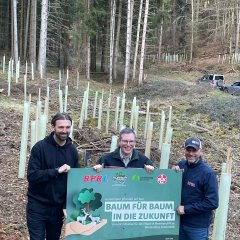 Mit RPR1. „Baum für Baum in die Zukunft“
Pflanzaktion im Limburg-Dürkheimer Wald
Symbolische Schildüberreichung;
von links: Thomas Hengen, Frank Stipp, Holger Schröder
Symbolische Schildüberreichung; von links: Thomas Hengen, Frank Stipp, Holger Schröder
