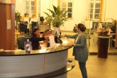Empfangstisch Bürgerbüro mit Bürgerin
