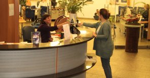 Empfangstisch Bürgerbüro mit Bürgerin