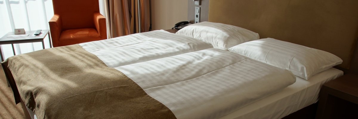 Bett in einem Hotelzimmer