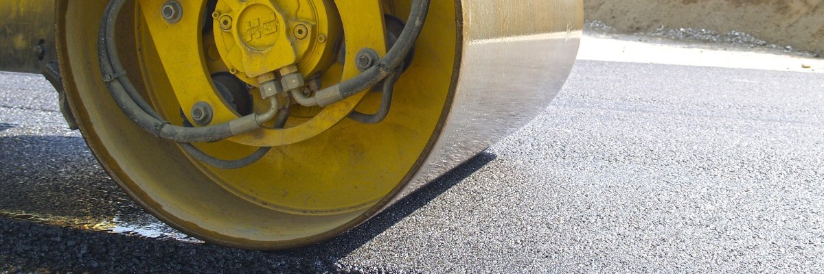 Wiederkehrende Beiträge Asphaltierungsarbeiten durch Walze