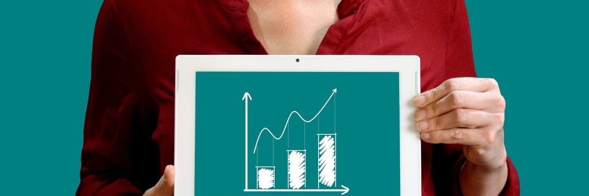 Jahresabschluss auf Tafel von Frau gehalten