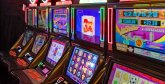 Bunt beleuchtete Spielbankautomaten