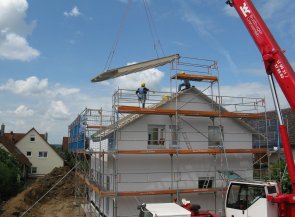 Baustelle mit einem Haus und Gerüst