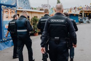 Mitarbeitende des Ordnungsamtes beim Rundgang auf dem Dürkheimer Wurstmarkt