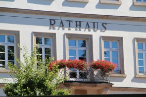 Rathausgebäude der Stadt Bad Dürkheim in der Frontansicht mit Schriftzug Rathaus