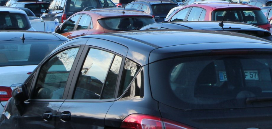 Autos auf dem Wurstmarktplatz mit Dürkheimer Riesenfass