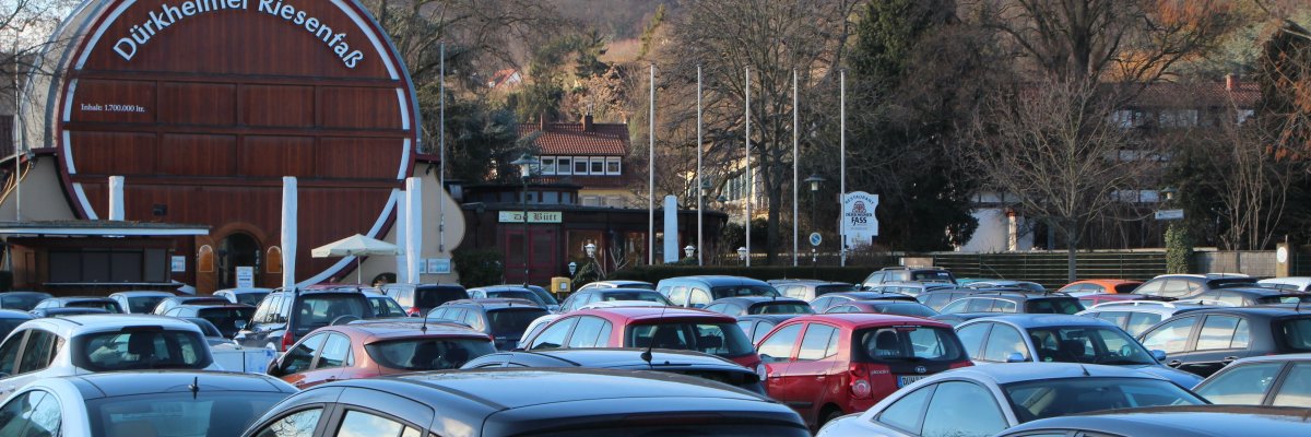 Autos auf dem Wurstmarktplatz mit Dürkheimer Riesenfass