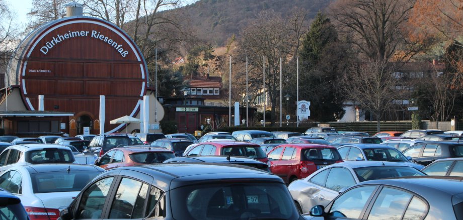 Autos auf dem Wurstmarktplatz mit Dürkheimer Riesenfass