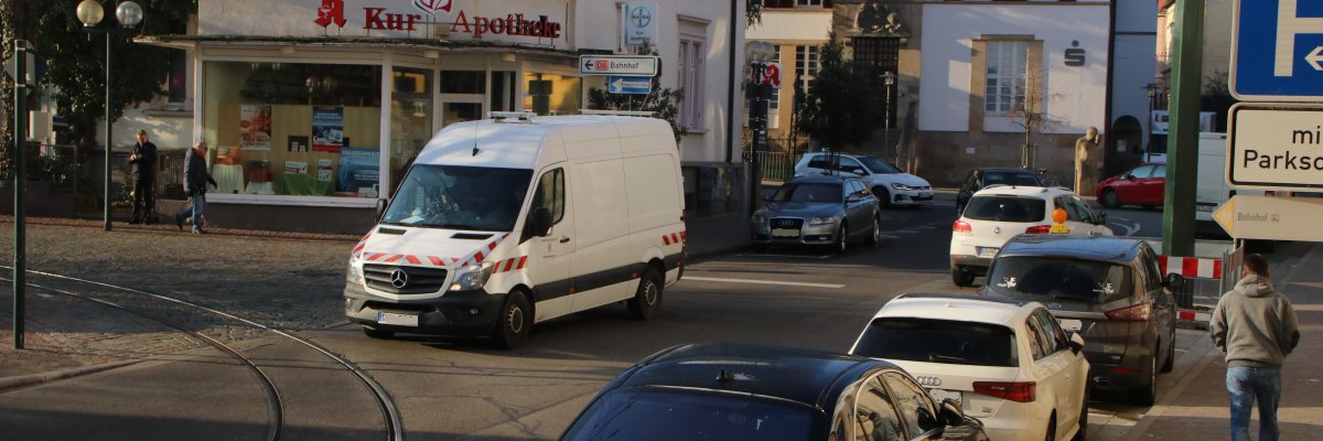 Verkehr vor dem Bahnhofsplatz Fahrende und parkende Fahrzeuge vor dem Bahnhofsplatz