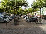 großer Parkplatz mit Baumallee