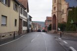 Hauptstraße mit Blick auf die Protestantische Leodegarkirche
