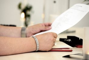 Standesbeamtin hält Heiratsurkunde in der Hand