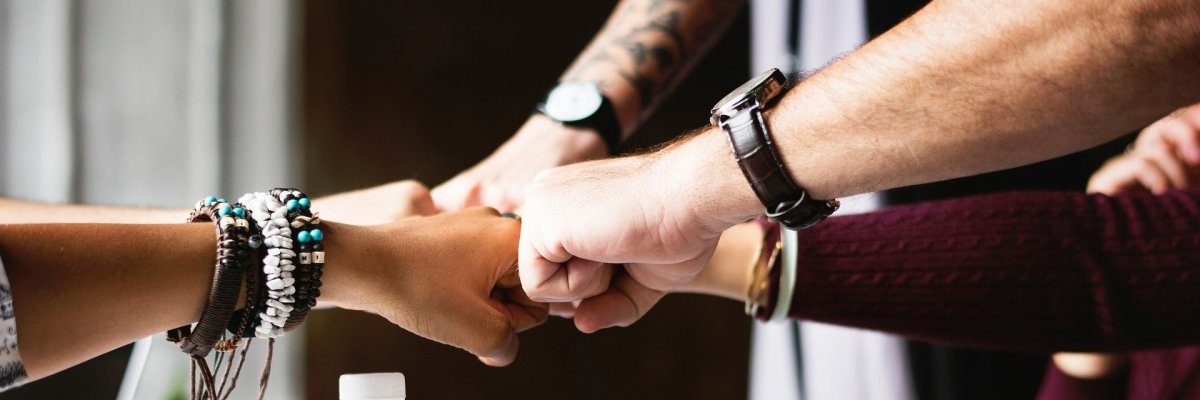 Wirtschaftsförderung Gemeinsames Händestoßen im Sinne des Erfolges