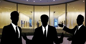 Simulation von drei Figuren, die für Wirtschaft stehen