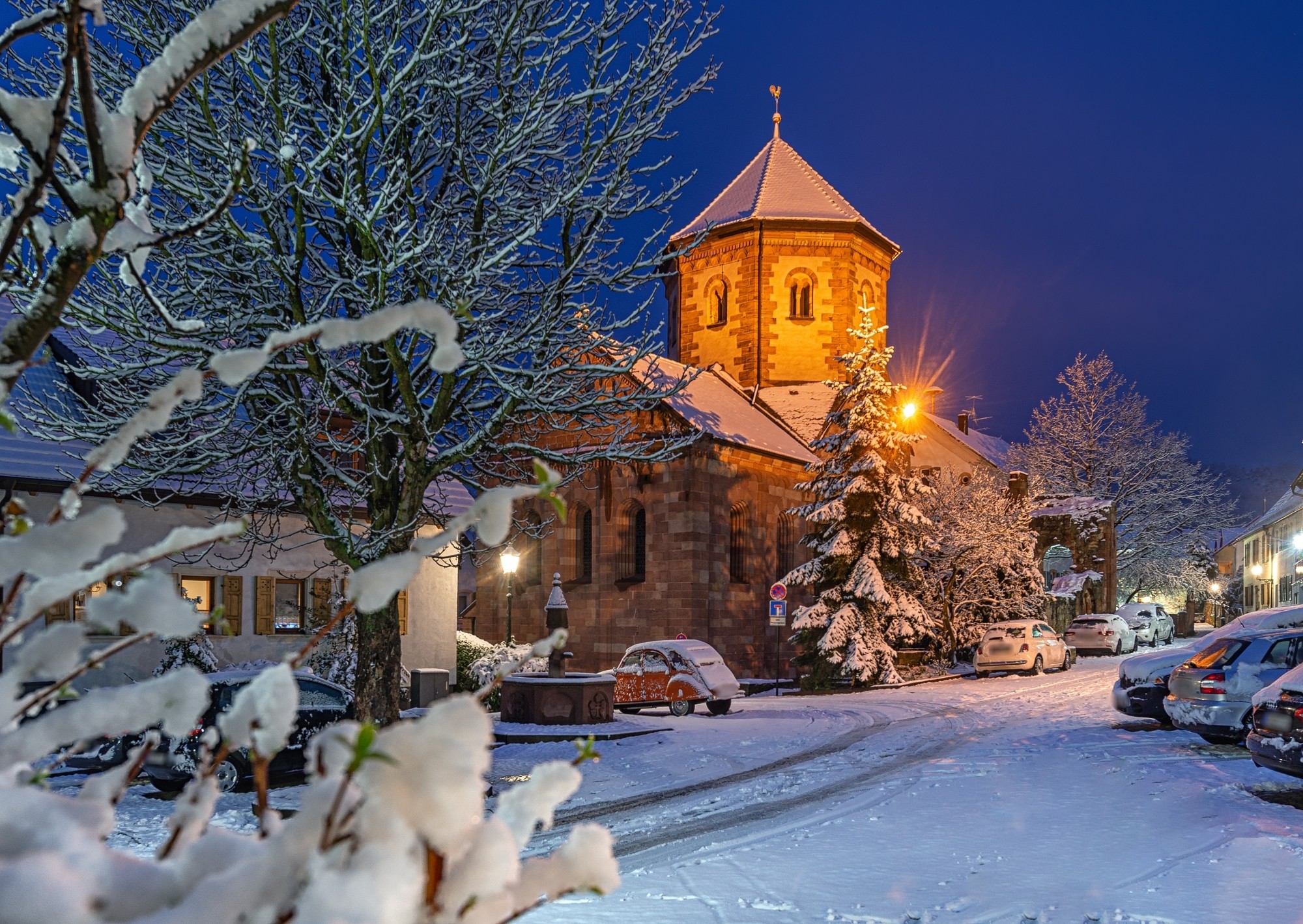 Die Klosterkirche im Bad Dürkheimer Stadtteil Seebach im Schnee