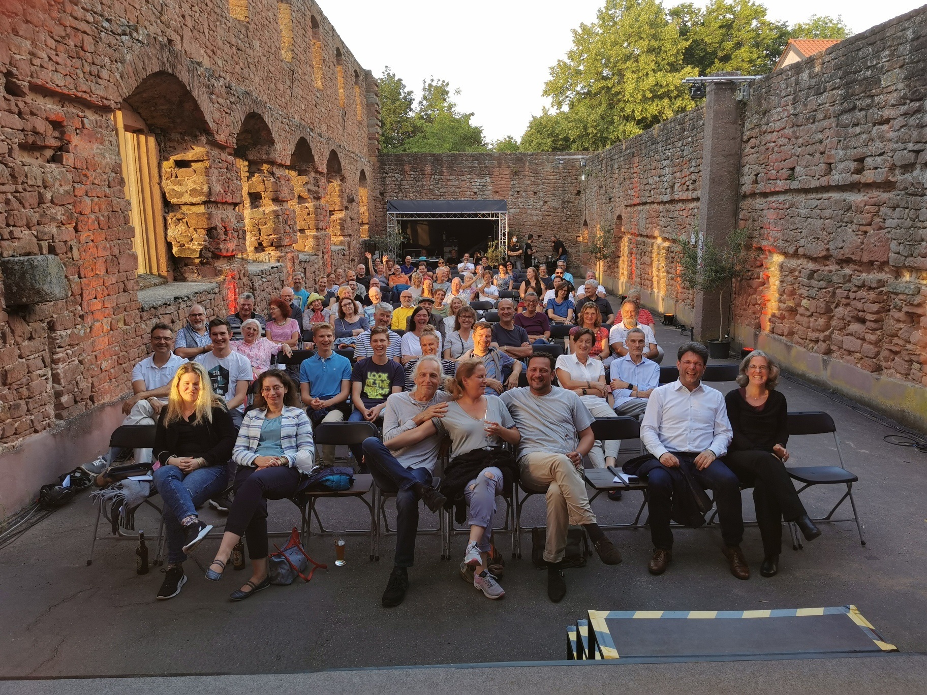 Fröhliches Publikum beim Limburg Sommer Das Bild zeigt das vollbesetze Refektorium von der Bühne aus fotografiert. Die Zuschauer sind begeistert. Im Vordergrund rechts sind Bürgermeister Christoph Glogger und seine Frau zu sehen.