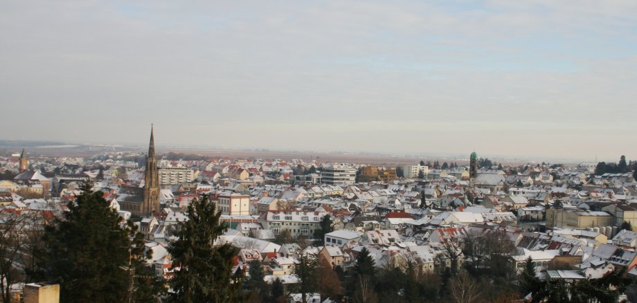 Blick auf das verschneite Bad Dürkheim Panorama von Bad Dürkheim im Winter mit Schnee
